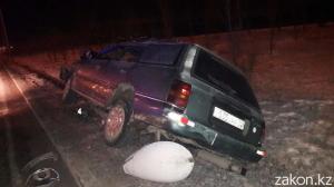 В Алматы водитель Subaru снес столб уличного освещения 