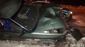 В Алматы водитель Subaru снес столб уличного освещения 