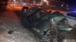 В Алматы водитель Subaru снес столб уличного освещения 
