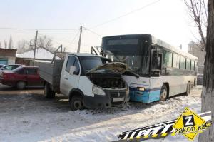 В Алматы автобус врезался в Газель 