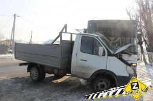 В Алматы автобус врезался в Газель 