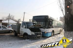 В Алматы автобус врезался в Газель 