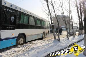 В Алматы автобус врезался в Газель 