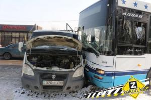 В Алматы автобус врезался в Газель 