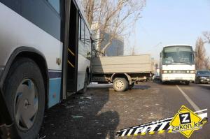 В Алматы автобус врезался в Газель 