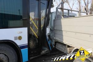 В Алматы автобус врезался в Газель 