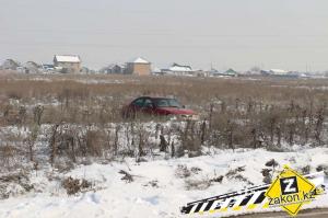 Еще один автомобиль снес фонарный столб в Алматы 