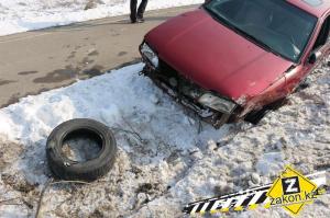 Еще один автомобиль снес фонарный столб в Алматы 
