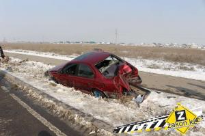 Еще один автомобиль снес фонарный столб в Алматы 