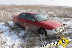Еще один автомобиль снес фонарный столб в Алматы 
