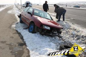 Еще один автомобиль снес фонарный столб в Алматы 