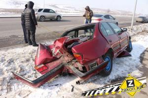 Еще один автомобиль снес фонарный столб в Алматы 