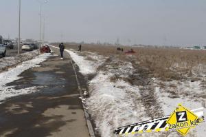 Еще один автомобиль снес фонарный столб в Алматы 