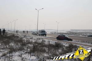 Еще один автомобиль снес фонарный столб в Алматы 
