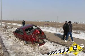 Еще один автомобиль снес фонарный столб в Алматы 