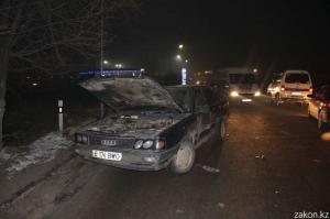 В Алматы предположительно пьяный водитель пытался скрыться с места ДТП на разбитом авто
