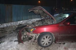 В Алматы водитель разбил машину влетев в припаркованный у забора прицеп 