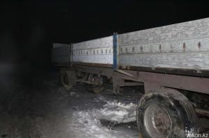 В Алматы водитель разбил машину влетев в припаркованный у забора прицеп 
