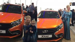 В Москве первый Lada Xray купила стилист и писатель Лена Ленина