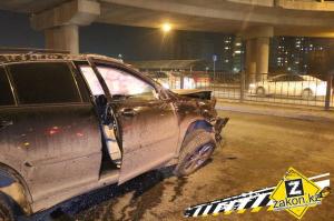 Lexus перевернулся на пр. Райымбека в Алматы 