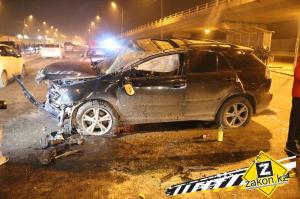 Lexus перевернулся на пр. Райымбека в Алматы 