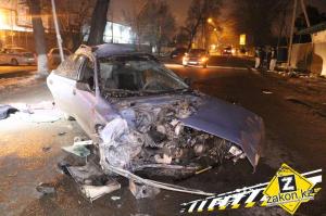 В Алматы Subaru протаранил дерево и столб 
