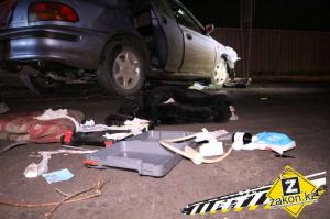 В Алматы Subaru протаранил дерево и столб 