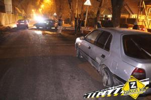В Алматы Subaru протаранил дерево и столб 