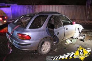 В Алматы Subaru протаранил дерево и столб 