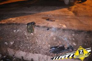 В Алматы Subaru протаранил дерево и столб 