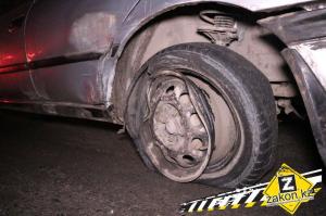 В Алматы Subaru протаранил дерево и столб 