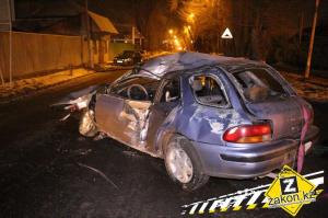 В Алматы Subaru протаранил дерево и столб 