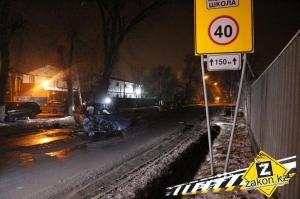 В Алматы Subaru протаранил дерево и столб 