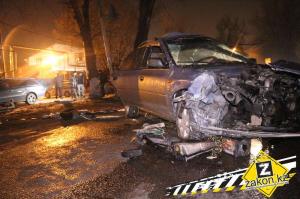 В Алматы Subaru протаранил дерево и столб 