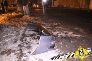 В Алматы Subaru протаранил дерево и столб 
