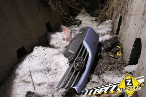 В Алматы Subaru протаранил дерево и столб 