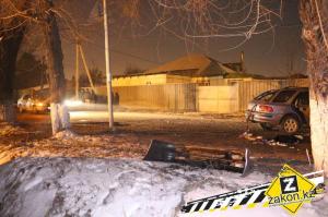 В Алматы Subaru протаранил дерево и столб 