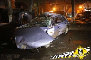 В Алматы Subaru протаранил дерево и столб 