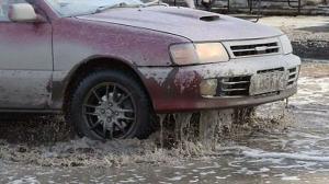 Улицу в центре Москвы залило водой после прорыва трубы