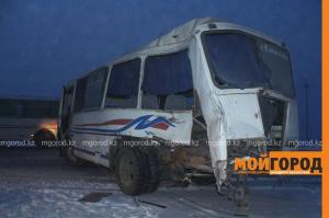 В Уральске на объездной дороге столкнулись два пассажирских автобуса