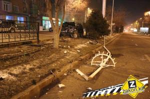 В Алматы водитель Lexus снес железное ограждение 