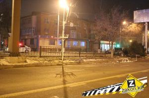 В Алматы водитель Lexus снес железное ограждение 