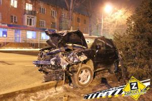 В Алматы водитель Lexus снес железное ограждение 