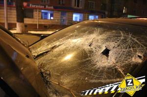 В Алматы водитель Lexus снес железное ограждение 