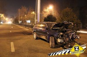 В Алматы водитель Lexus снес железное ограждение 