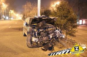 В Алматы водитель Lexus снес железное ограждение 