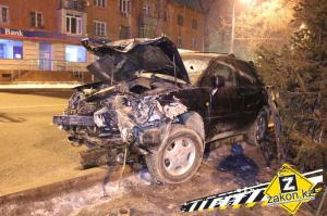 В Алматы водитель Lexus снес железное ограждение 