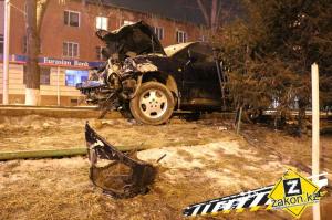 В Алматы водитель Lexus снес железное ограждение 