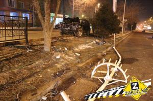 В Алматы водитель Lexus снес железное ограждение 