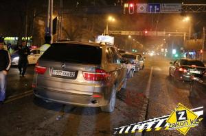 Пьяный водитель BMW X5 "собрал" автомобили на светофоре 